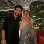 Rohit Suresh Saraf Instagram - This was a couple weeks ago when I had the honour of listening to @sethkavita ji live, somebody I’ve always highly admired. I truly believe that music has been my most important friend in the past decade since I’ve lived away from home, and attending this special show made me feel right at home. So thank you, @ibtida_ek_mehfil_ for having me and for making this night so memorable for me. So grateful! Ps. The highlight of the night for me was that I got to share my box of Yogi Kanthika with Kavita Ji 🥹🙈 (Hope this is enough for my friends to stop mocking me for being obsessed with it.) Wearing my most fav @tisastudio ♥️