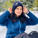 Roopi Gill Instagram - Swipe to see what really happens 😆❄️