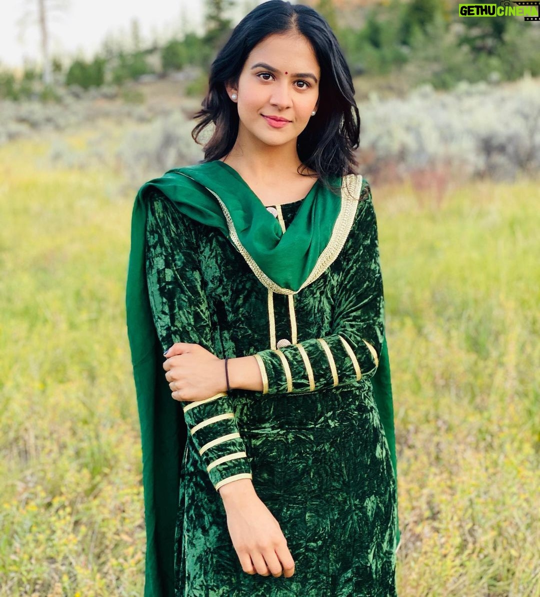 Roopi Gill Instagram - Ajab kaifiyat hai nigah mein ☘️
