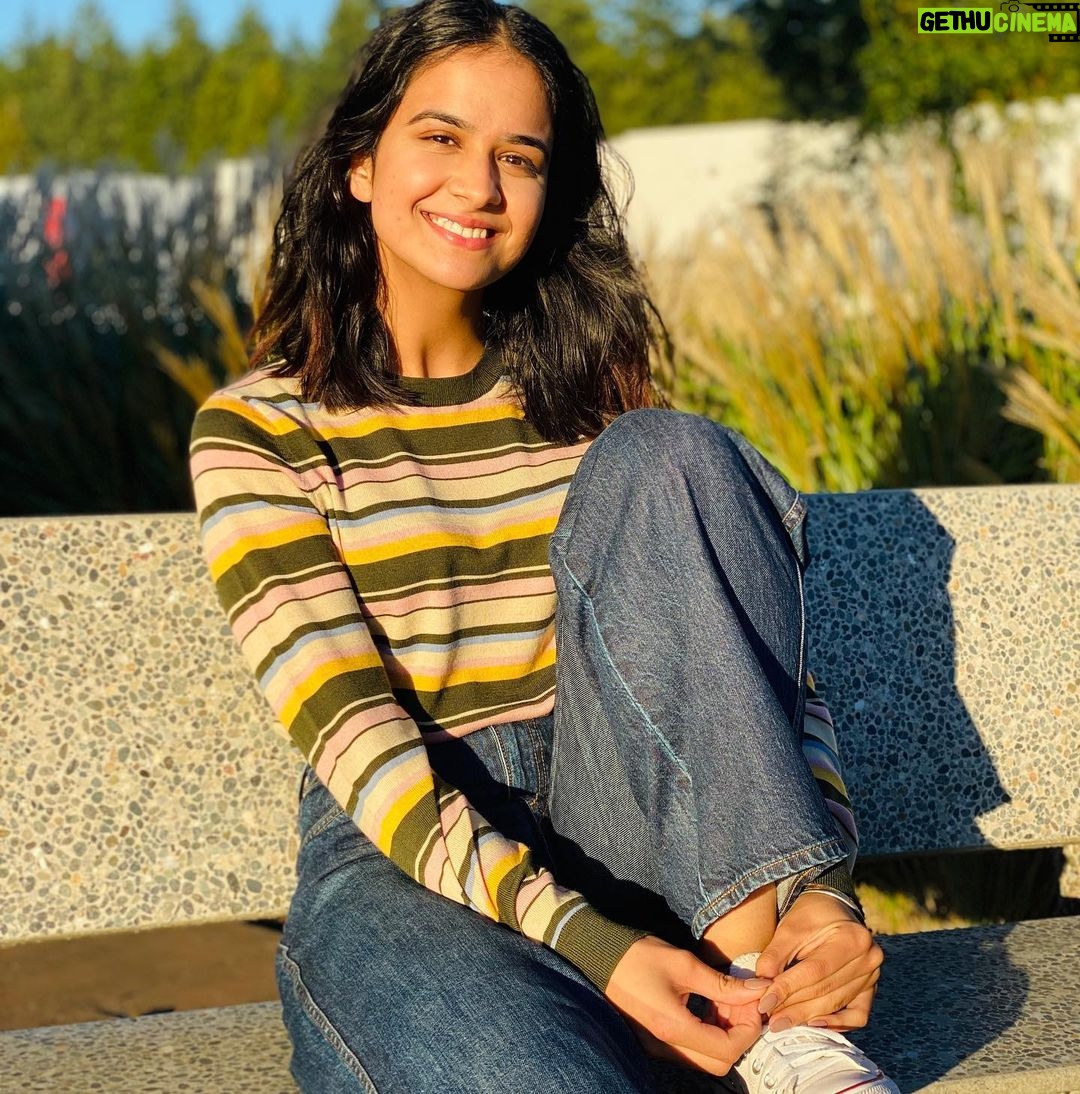 Roopi Gill Instagram - This is me smiling while tying my shoelaces 😁🤷🏽♀️ #SimpleAsThat