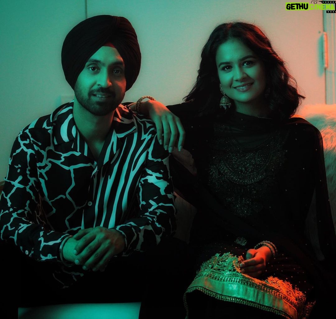 Roopi Gill Instagram - Haaye main ki karaan🥰 #Stranger out now! Reading all your comments/messages❤️ @diljitdosanjh @sukhsanghera @iamsimarkaur @kalikwest @itsaslialfaaz @mofusionofficial @yrf @jiosaavn Photo: @harpinder71 🤗