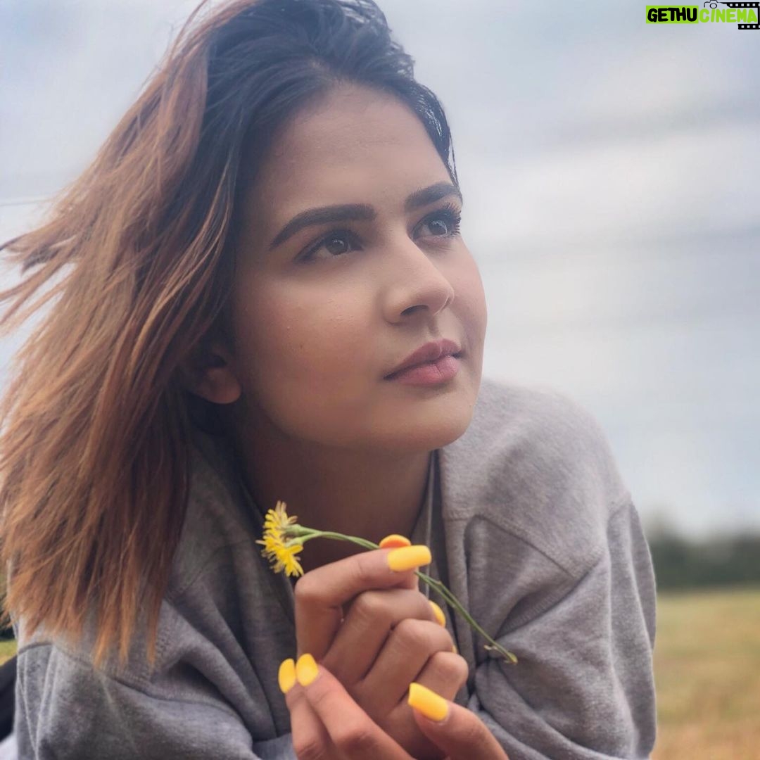 Roopi Gill Instagram - A little yellow won’t hurt 🌻