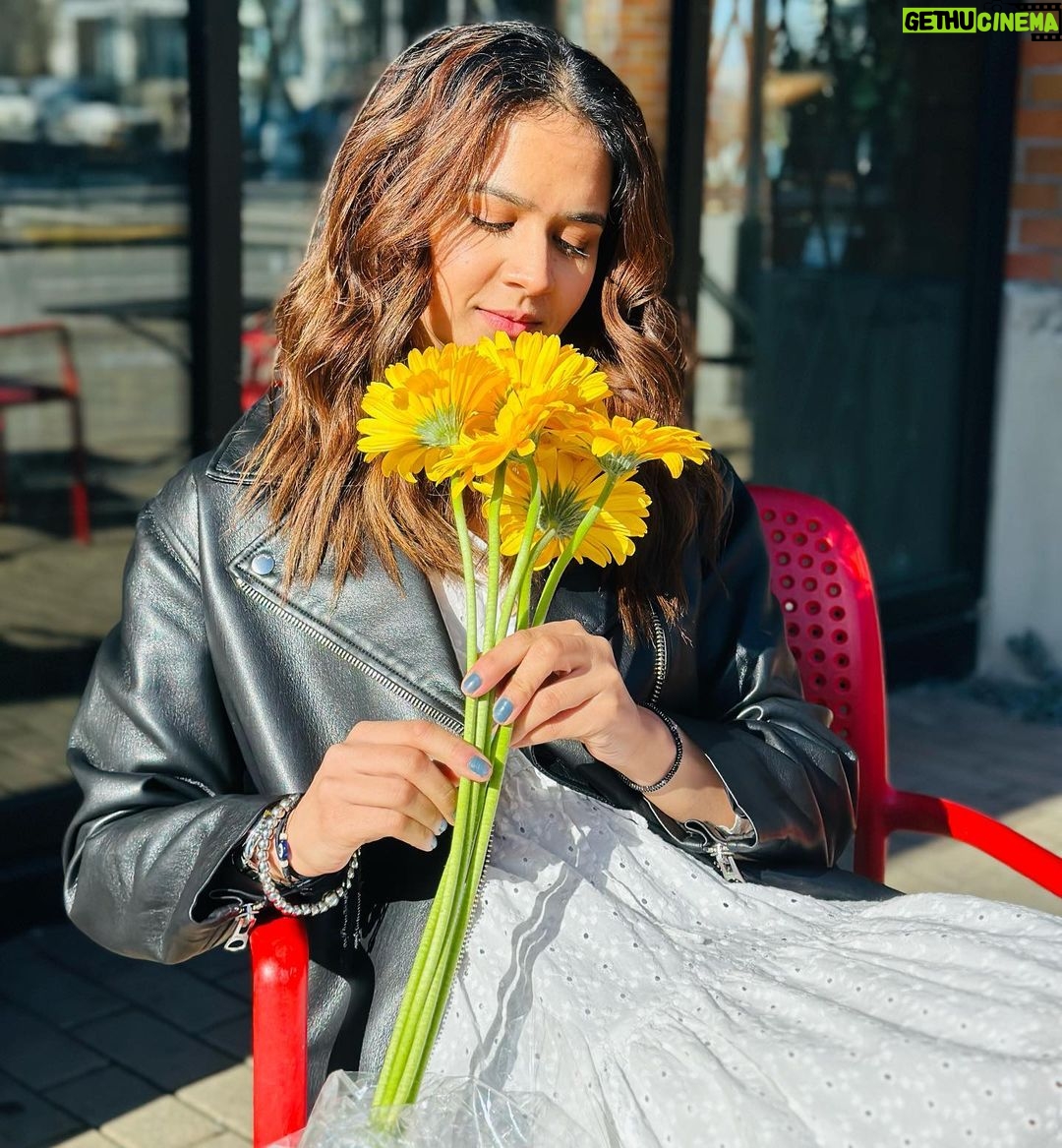 Roopi Gill Instagram - Happy girls are the prettiest 🌼