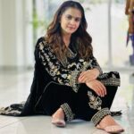 Roopi Gill Instagram - 𝓒𝓱𝓪𝓵𝓵𝓪🌸 Make your reels and tag us 🥰 👗 @nimratkahlon.in