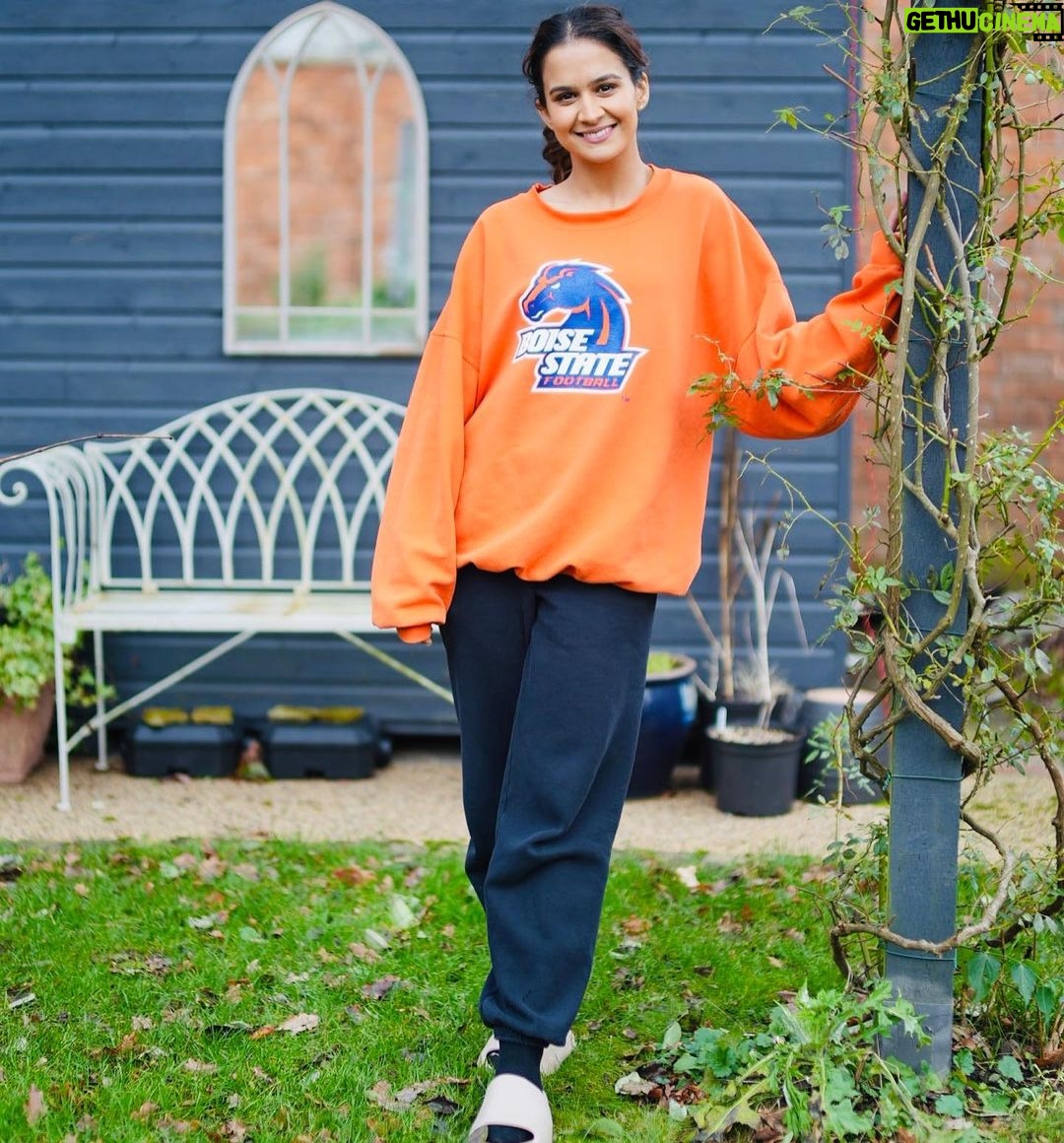 Roopi Gill Instagram - Just keep swimming 🧡
