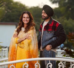 Roopi Gill Instagram - "Vaasta Mohabataan Da Pa ke Haan da , 
De Geya Rumaal ch Lukaa Ke Haan da" 
#NewSingle #Soon 💯