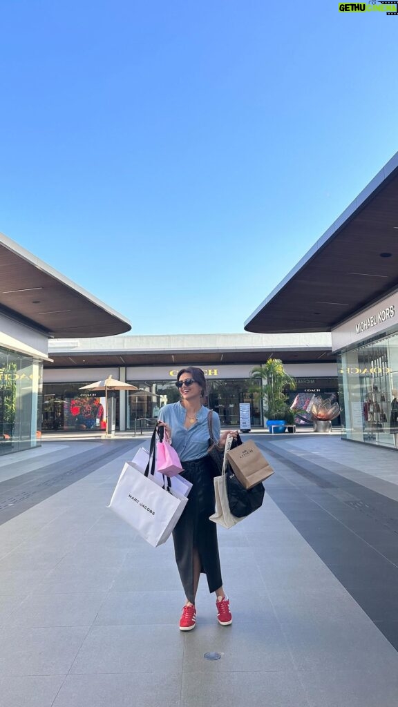 Roshni Chopra Instagram - Shopaholic’s add this to your reasons to visit Bangkok NOW ‼️🛍️✨ the shopping @siampremiumoutletsbangkok is AMAZE with everything from LUXURY DESIGNERS , Ready to Wear , to high street shopping at INSANE Discounts- with food options and even a play area from kids - it’s a MUST VISIT and only 45 minutes away from Bangkok! Pro-tip - go with your passport because you can claim a tax refund over and above the insane outlet mall prices ❤️🛍️ #SiamPremiumOutletsBangkok #OutletBangkok #OutletThailand #TheFirstPremiumOutletInThailand Siam Premium Outlets Bangkok 42K