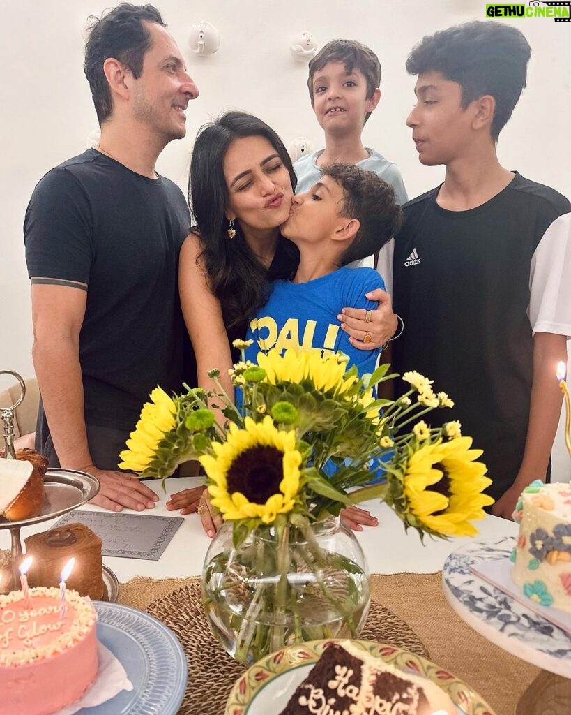 Roshni Chopra Instagram - Surrounded by so much birthday Love ❤️ My 3 birthday wishes 🎂- To be truly present in the moment ✨ To doubt less & trust more ✨ To let LOVE in and not be afraid to show it or receive it ❤️