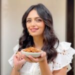 Roshni Chopra Instagram - Ad. Almonds are indeed an actor’s best-kept secret for maintaining skin health naturally #StayBeautifulWithAlmonds #almonds #paidpartnership #collab