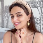 Roshni Chopra Instagram - For that ULTIMATE #NYE GLOW ✨ we saved the best #robeauty DIY and here’s how to get it 1 tsp mash banana 1 tsp rice flour 1 tbsp curd Mash them up and apply on clean skin for 15-20 mins before washing off (don’t use soap or face wash after ) TRY IT AND TELL ME 😍 #robeautywednesday #beauty #naturalbeauty #beautydiy