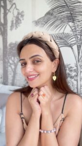 Roshni Chopra Instagram - For that ULTIMATE #NYE GLOW ✨ we saved the best #robeauty DIY and here’s how to get it 1 tsp mash banana 1 tsp rice flour 1 tbsp curd Mash them up and apply on clean skin for 15-20 mins before washing off (don’t use soap or face wash after ) TRY IT AND TELL ME 😍 #robeautywednesday #beauty #naturalbeauty #beautydiy
