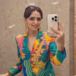 Roshni Chopra Instagram - Save and say these with me ? ❤️🪞Words are Power & I’m just learning how to use them. Have you ever walked into a party and felt that empty feeling inside - these intentions really helped me last week when I was on the verge of a festive BURNOUT #wordsarepowerful ❤️🧿 Im@wearing @advait_in Positivity intentions affirmations motivation law of attraction manifest