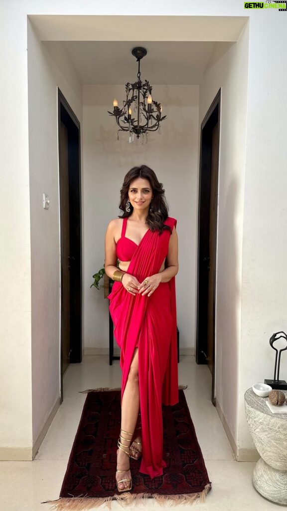 Roshni Chopra Instagram - Laal Ishq ❤️ in @anshikatakofficial (and the color of the season) ✨ did we like? #sari #drapesaree #indianwear #indianweddings #loveforlocal #rostyle #rovive