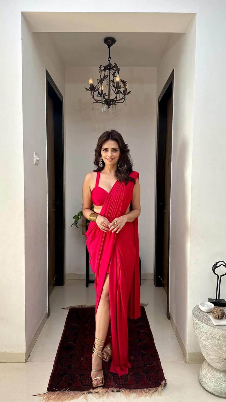Roshni Chopra Instagram - Laal Ishq ❤️ in @anshikatakofficial (and the color of the season) ✨ did we like? #sari #drapesaree #indianwear #indianweddings #loveforlocal #rostyle #rovive