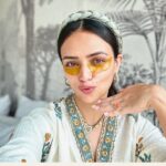 Roshni Chopra Instagram - It WORKS .. TRY IT 👌✨Mix - 1 tsp curd + 3/4 tsp haldi + 3/4 tsp coffee (make sure the granules are mixed in properly ) leave on for 10-15 mins and wash off ⭐️🤗 #robeauty #diy #beautydiy #darkcircles #naturalbeauty #robeautywednesday