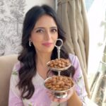 Roshni Chopra Instagram - Get Set Glow ✨Stay hydrated, sleep well, and snack smart with a handful of almonds daily💕✨ #StayBeautifulWithAlmonds #almonds #paidpartnership #collab