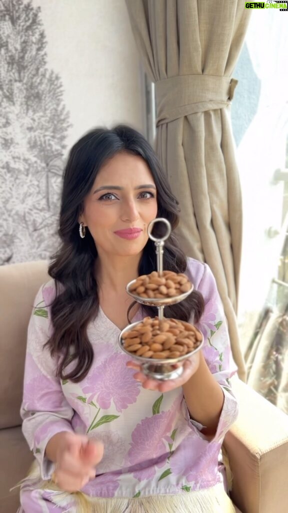 Roshni Chopra Instagram - Get Set Glow ✨Stay hydrated, sleep well, and snack smart with a handful of almonds daily💕✨ #StayBeautifulWithAlmonds #almonds #paidpartnership #collab