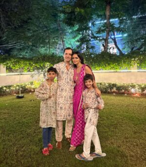 Roshni Chopra Instagram - Holding on tight to the people who light me up 💡✨❤️- Diwali at home hits different 🪔 wishing you all a prosperous year ahead .. #happydiwali

Thanks @paracouture for the matching Kurtas for the boys 💕