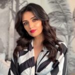 Roshni Chopra Instagram - ❤️‍🔥#easymakeuptutorial The one look you need to try this festive season ✨🤌 Watch the reel for product details 👆 Brands used: @dotandkey.skincare @nyxcosmetics_in @maccosmeticsindia @uroparis @kryolanindia @narsissist @smashboxindia @lauramercier @charlottetilbury @sephora_india @kirobeauty @mynykaa @maybelline_ind #makeuptutorial #festivemakeup #makeupoftheday #aafreenmakeupandhair