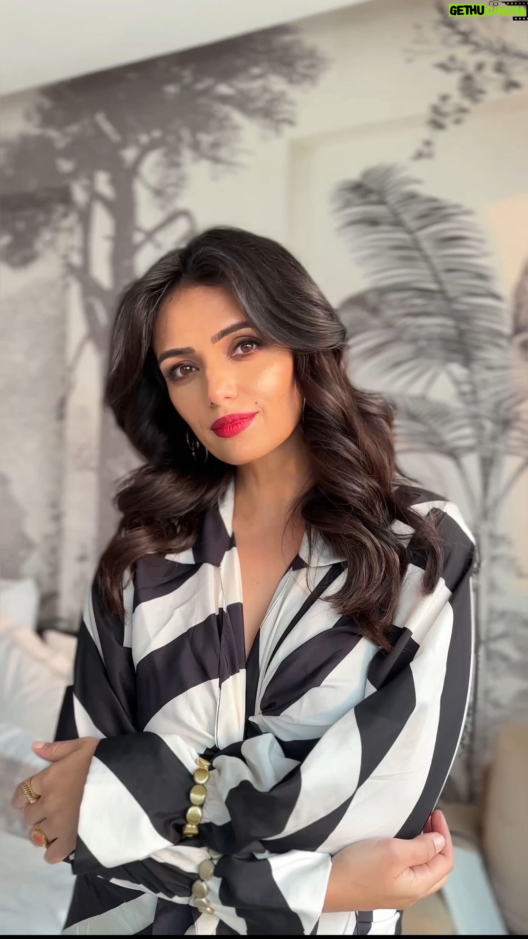 Roshni Chopra Instagram - β€οΈβπ₯#easymakeuptutorial The one look you need to try this festive season β¨π€ Watch the reel for product details π Brands used: @dotandkey.skincare @nyxcosmetics_in @maccosmeticsindia @uroparis @kryolanindia @narsissist @smashboxindia @lauramercier @charlottetilbury @sephora_india @kirobeauty @mynykaa @maybelline_ind #makeuptutorial #festivemakeup #makeupoftheday #aafreenmakeupandhair