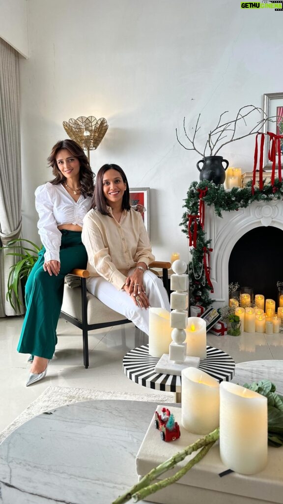 Roshni Chopra Instagram - Christmas is Here 🎄❤️✨ thank you for the beautiful decor makeover for #rohome @purplebackyard @kumpalvaid {Christmas decor mumbai homes apartment decor mantle interiors }