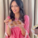 Roshni Chopra Instagram - The sweetest way to say you care - @mezaya.confectionery is not only exquisite and delicious but also a healthier choice 💕special treats to send to a loved one this festive season ! Collab #food #baklava #diwaligift #confectionery