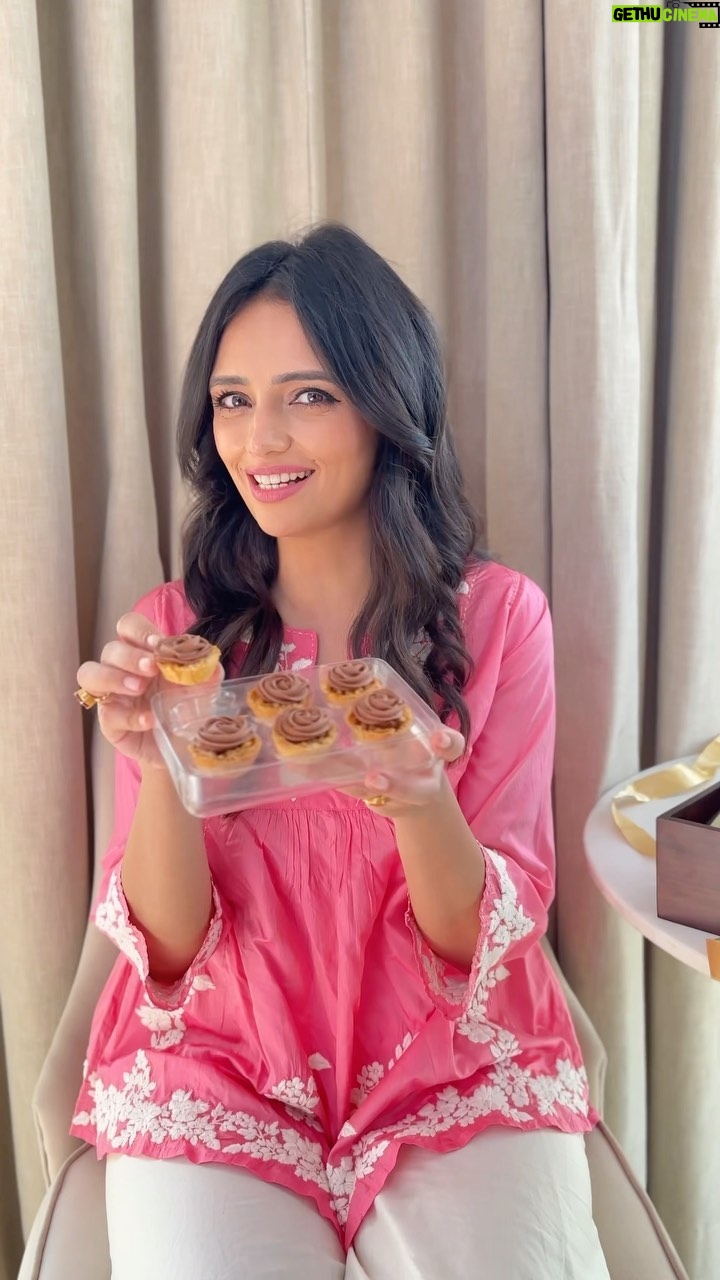 Roshni Chopra Instagram - The sweetest way to say you care - @mezaya.confectionery is not only exquisite and delicious but also a healthier choice 💕special treats to send to a loved one this festive season ! Collab #food #baklava #diwaligift #confectionery