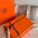 Roshni Chopra Instagram – Christmas came early 🧡 how would you style these @hermes #chypre sandals 😍
Ps – I went half a size up and they’re perfect – just incase anyone has these on their bucket list – they’re MOST comfy !!
#hermesunboxing luxury unboxing