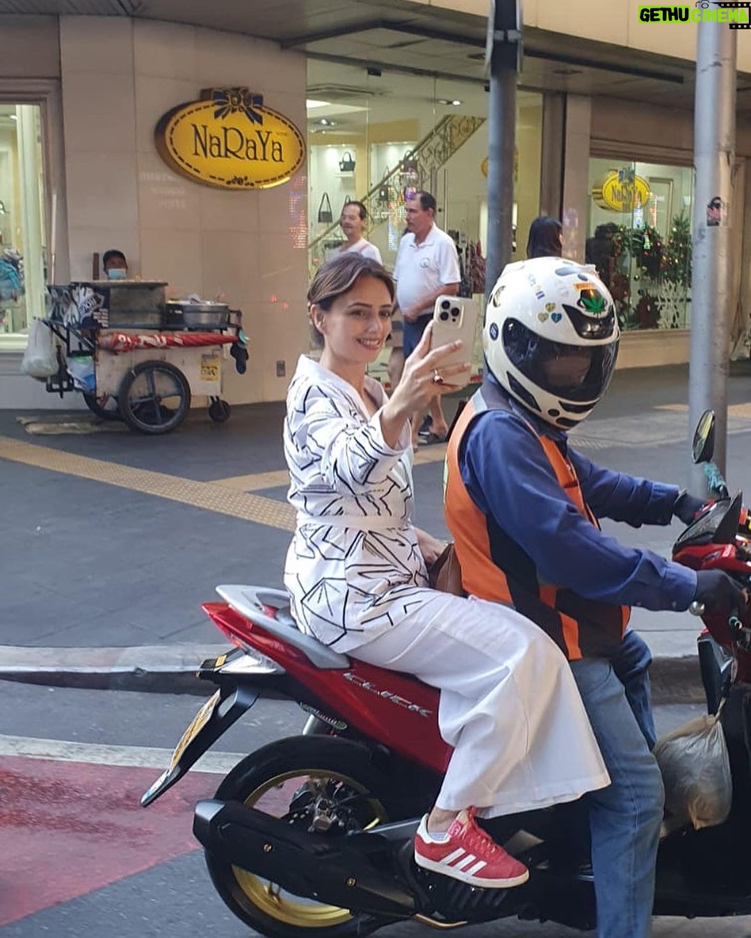 Roshni Chopra Instagram - The perfect day doesn’t exi…. (Happiness finds you when you’re least expecting it )❤️ Bangkok is best discovered through the streets (preferably on the bike taxi as the traffic is 🤦🏻♀️) Wearing @atbw.shop & @tanandloom #loveforlocal