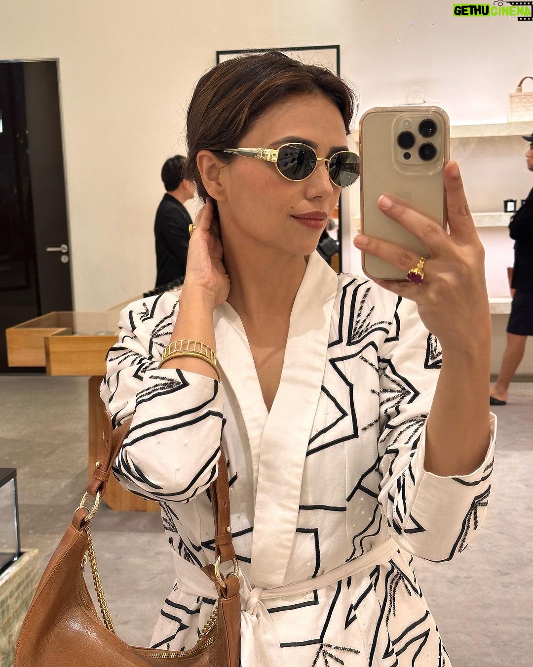 Roshni Chopra Instagram - The perfect day doesn’t exi…. (Happiness finds you when you’re least expecting it )❤️ Bangkok is best discovered through the streets (preferably on the bike taxi as the traffic is 🤦🏻♀️) Wearing @atbw.shop & @tanandloom #loveforlocal