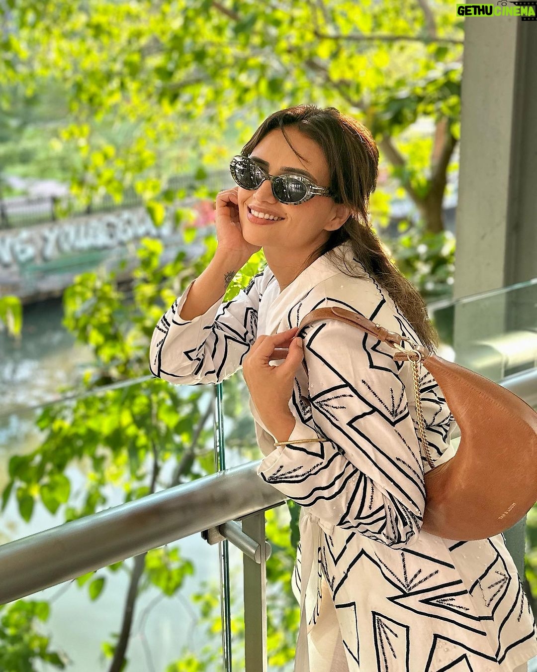 Roshni Chopra Instagram - The perfect day doesn’t exi…. (Happiness finds you when you’re least expecting it )❤️ Bangkok is best discovered through the streets (preferably on the bike taxi as the traffic is 🤦🏻♀️) Wearing @atbw.shop & @tanandloom #loveforlocal