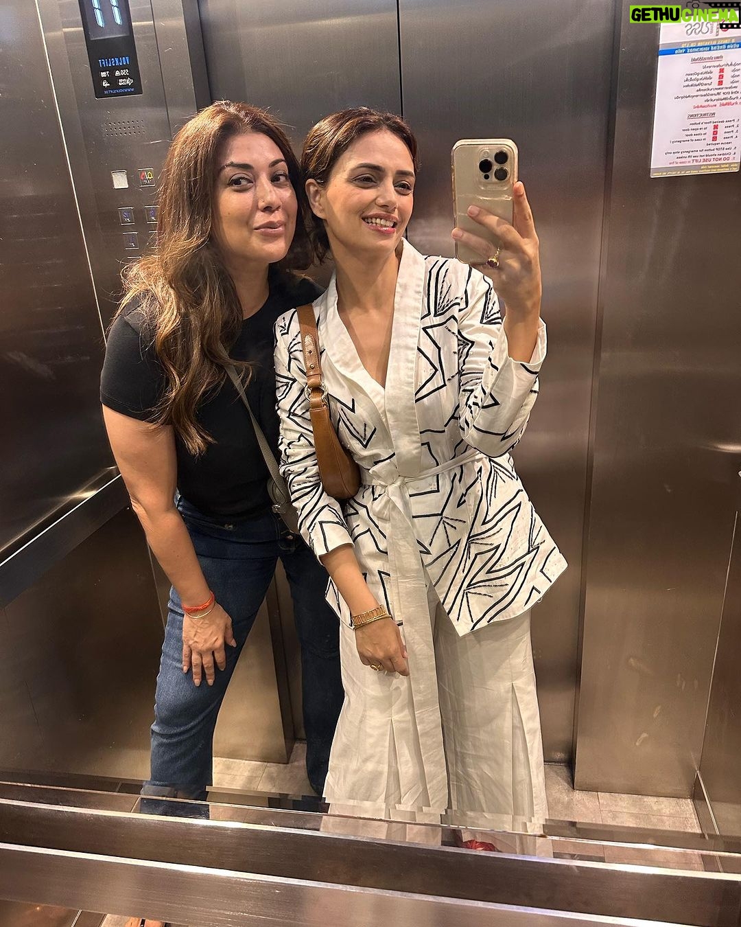 Roshni Chopra Instagram - The perfect day doesn’t exi…. (Happiness finds you when you’re least expecting it )❤️ Bangkok is best discovered through the streets (preferably on the bike taxi as the traffic is 🤦🏻♀️) Wearing @atbw.shop & @tanandloom #loveforlocal