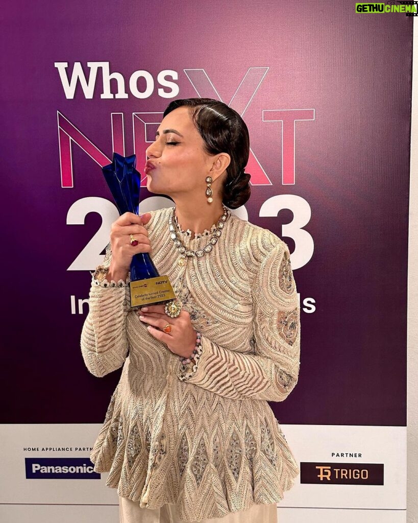 Roshni Chopra Instagram - WE WON!! 🏆❤️ tbh the real prize is the smile on my parents faces 🤗🥰 thank you @ndtv @whosthat360 for the recognition- it’s means the world to me ! Best celebrity turned creator 🏆 thank you instafam you motivate me more than you know !