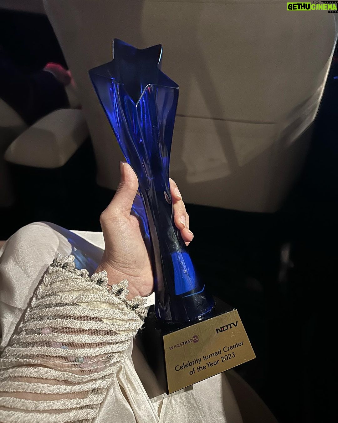 Roshni Chopra Instagram - WE WON!! πβ€οΈ tbh the real prize is the smile on my parents faces π€π₯° thank you @ndtv @whosthat360 for the recognition- itβs means the world to me ! Best celebrity turned creator π thank you instafam you motivate me more than you know !