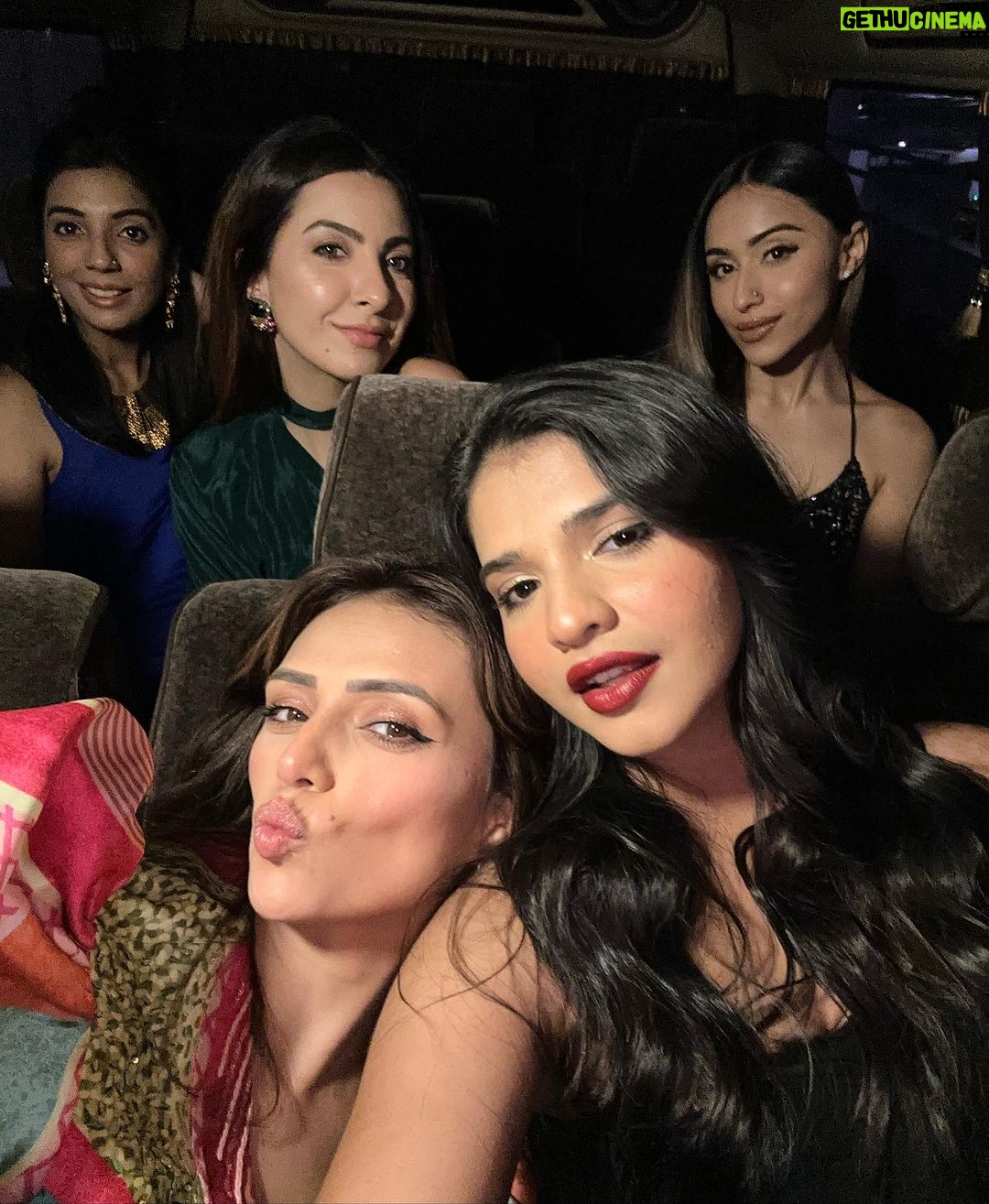 Roshni Chopra Instagram - Ending 2023 with a BANG(kok!) Adventure 💥😍❤️ thank you @siampremiumoutletsbangkok for having us - I can’t wait to hit the shops with these cuties @tarini_shah @nikimehra @gurleendahelay @simranbawa570 #SiamPremiumOutletsBangkok #OutletBangkok #OutletThailand #TheFirstPremiumOutletInThailand Bangkok, Thailand