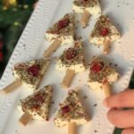 Roshni Chopra Instagram – Let’s get Cheesy (SAVE & TRY) 🧀 🥰🎄❤️

1. I’ve used CHEESE CUBES  that come ready in these triangles but you could also slice up a cheese brick into triangle shape

2. For the stems – use BREADSTICKS or pretzels 

3. For the seasoning I’ve used a premix ItalianSEASONING but you can make your own with 
Rosemary + chilli flakes garnish with pomegranate or cranberries!! 

Happy holidays #easyrecepies #rorecipes #christmas #cheeseboard