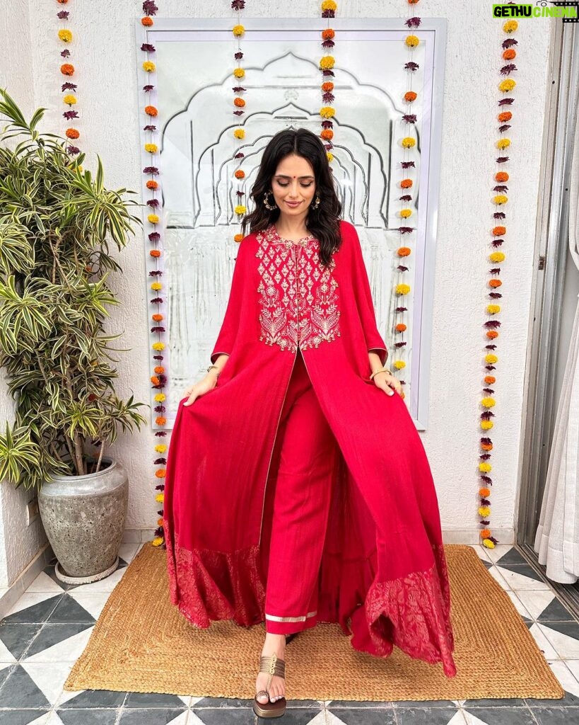 Roshni Chopra Instagram - ✨Festive roundup✨- pick a fav 1-10? Look 1 - @pinkcitybysarika Look 2 - @sajedalehry Look 3 - @inej.in Look 4 - @svacouture Look 5 - @osaabyadarsh Look 6 - @sobariko Look 7 - @nadiyapaar Look 8 - @1999adofficial Look 9 - @kalista.official Look 10 - @tussah_siddhishah Indian designers #weddingseason #lehenga #sari #suit #indianwear