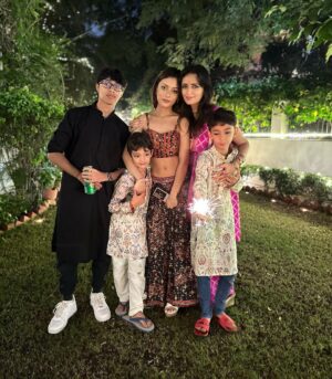 Roshni Chopra Instagram - Holding on tight to the people who light me up 💡✨❤️- Diwali at home hits different 🪔 wishing you all a prosperous year ahead .. #happydiwali

Thanks @paracouture for the matching Kurtas for the boys 💕