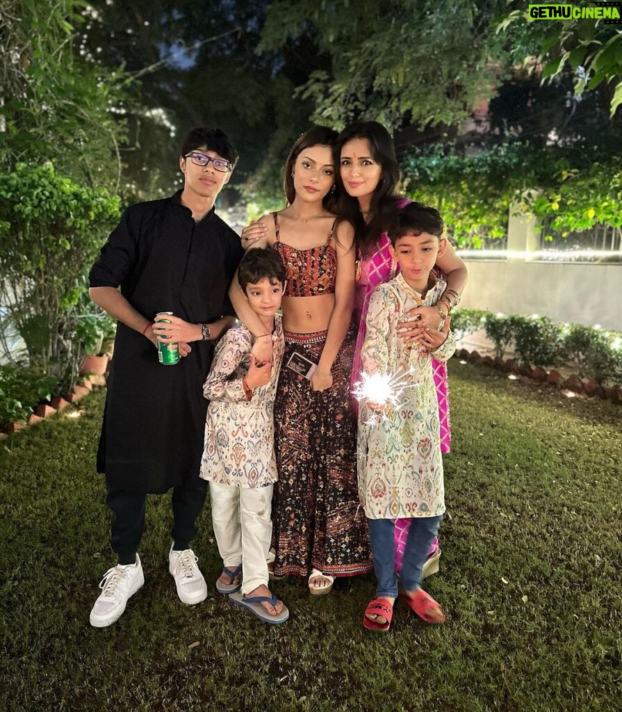 Roshni Chopra Instagram - Holding on tight to the people who light me up 💡✨❤️- Diwali at home hits different 🪔 wishing you all a prosperous year ahead .. #happydiwali Thanks @paracouture for the matching Kurtas for the boys 💕