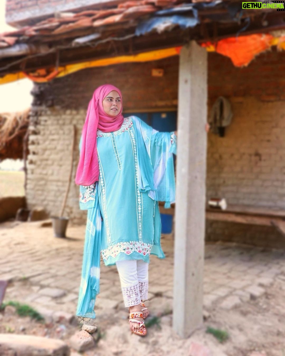 Saba Ibrahim Instagram - Thank you for this beautiful outfit - @lawn_suits_by_r_creation . . Good quality outfit n very comfortable to wear .. specially stretchable pants 👌 . . #sabaibrahim #sabakajahaan #sabakhalid #outfit #ramadanoutfit