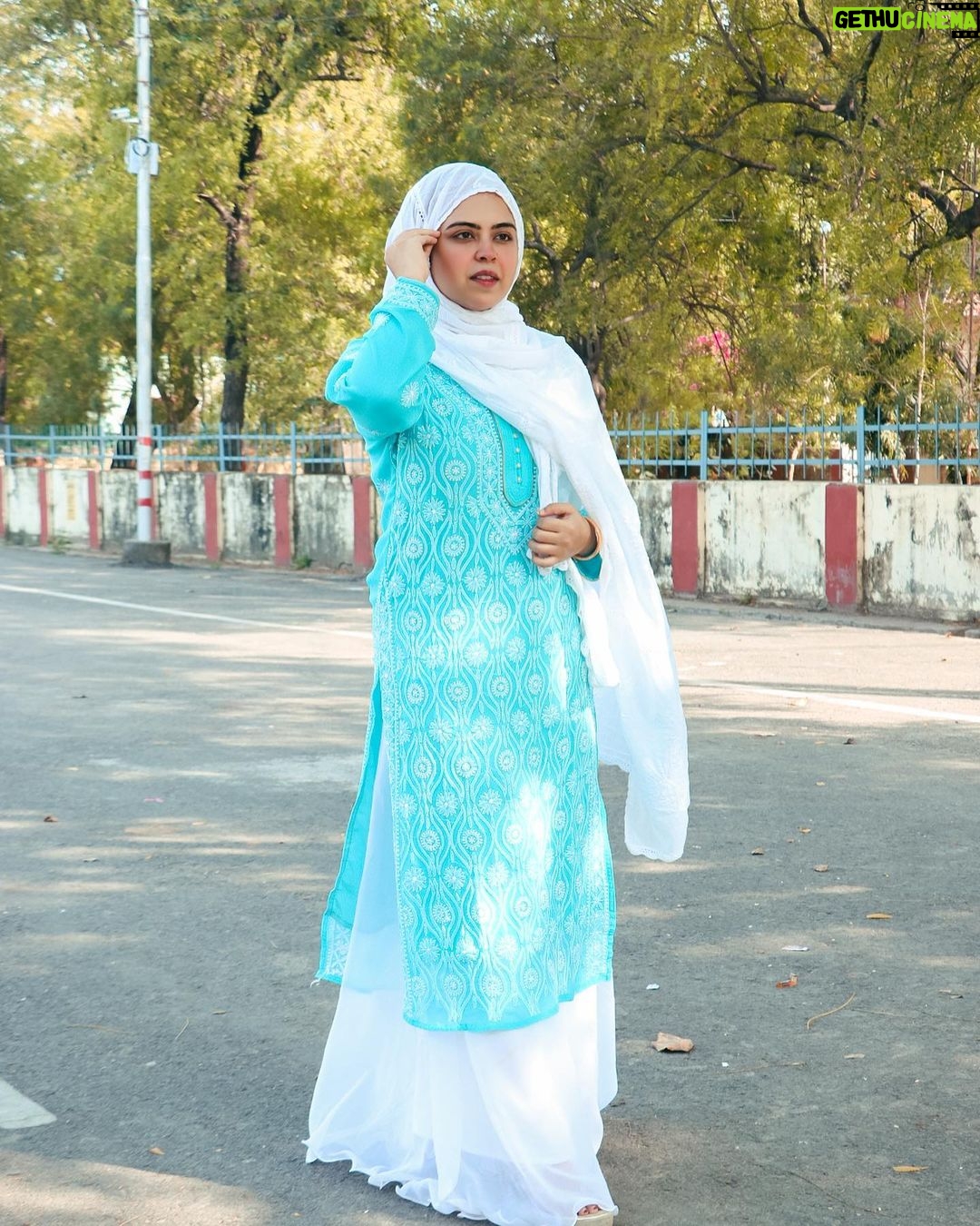 Saba Ibrahim Instagram - Lucknowi chikankari kurta from - @thechikancompany . . . #sabaibrahim#sabakajahaan#lucknowichikankari#lucknowikurti#chikankarikurta#ood#ramadan2023 Maudaha u.p. India