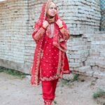 Saba Ibrahim Instagram - Ramadan Mubarak aap sabko ❤️🤲🏽 . . Outfit- @boutiquecollectionmirza01 . Inke page pe “Ramadan sale” chal rahi hai.. worldwide shipping hai and trusted page hai.. to aap bhi jaiye follow kijiye.. check kijiye .. . . #sabakhalid#sabaibrahim#sabakajahaan#ramadan2023#ramadankareem Maudaha u.p. India
