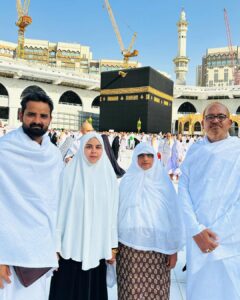 Saba Ibrahim Instagram - 6-3-2023 Alhamdulillah we performed our first UMRAH together ❤️🤲🏽 . . Aap sabki duaon ka, sath ka bohot shukriya.. Allah ne na jane kiski dua qubool kar li ho 🤲🏽 . . Maine bhi aap sabke liye dua ki hai ke sabko yeh din naseeb kare aur ekbar nahi baar baar kare 🤲🏽❤️ . . Ittefaq se umrah bhi 6th ko hua exactly shadi ke 4month complete hone wale din 🤲🏽 . . Duaayen aur saaf Niyat har khwahish qubool kara deti hain ❤️ . . Alhamdulillah and ma sha Allah for everything . . #sabakhalid#sabaibrahim#khalidniaz#ibrahimfamily#umrah2023#umrah#umrahwithfamily#umrahaftermarriage#mecca#meccasharif#saudiarabia