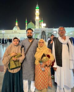 Saba Ibrahim Instagram - Labbaik ya Rasool Allah ﷺ 💚 . Alhamdulillah for everything.. 🙏🏻🤲🏽 . . Friends aap sabke liye dua ki hai 🤲🏽 Allah apko bhi yeh din dikhaye ❤️ Ameen . . #sabakhalid#sabakajahaan#khalidniaz Masjid Nabwi - Al Madinah Al Munawarah