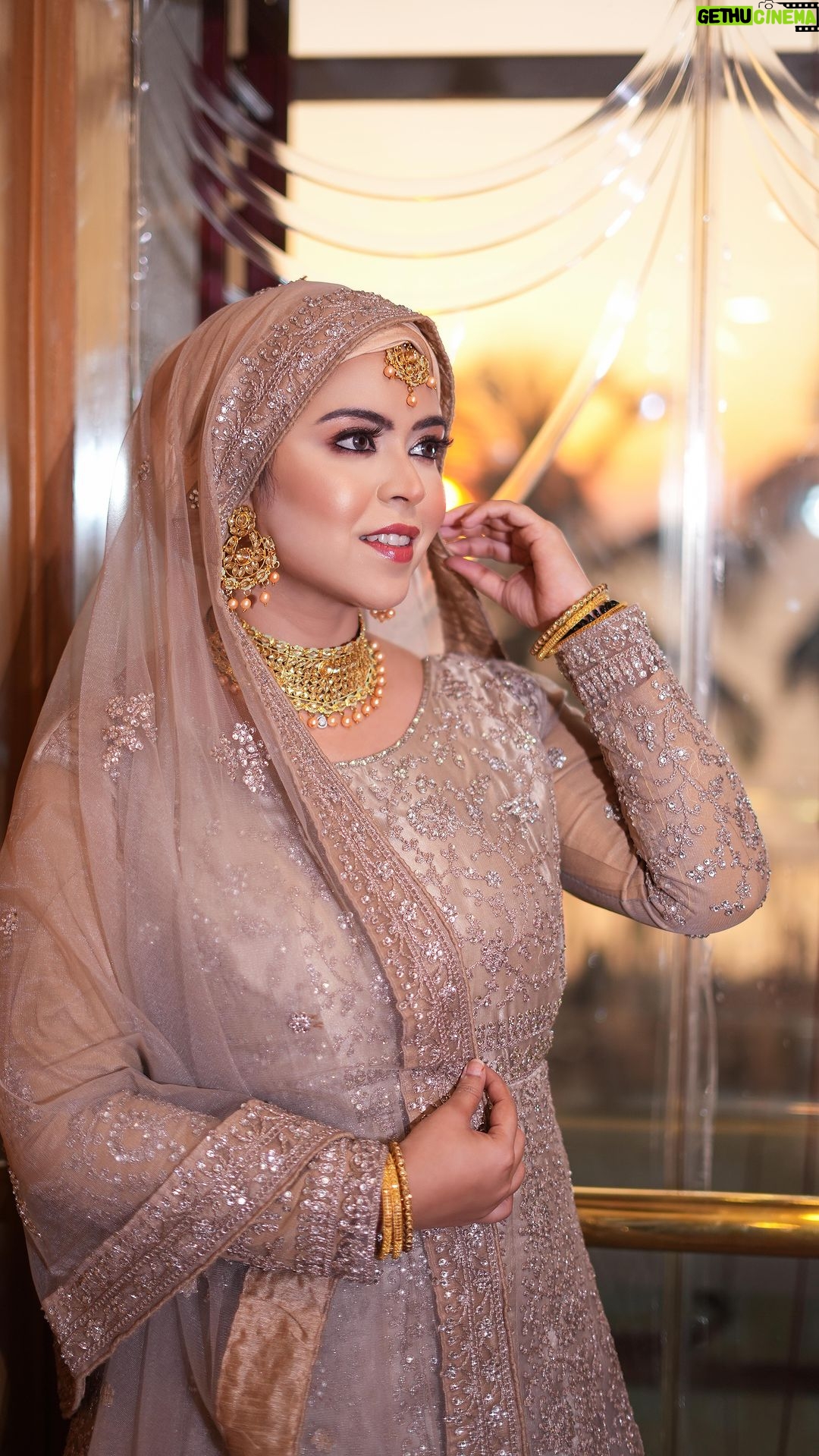 Saba Ibrahim Instagram - The Beauty herself 😍 @saba_ka_jahaan Mua- @the_makeup_brigade Muse- @saba_ka_jahaan #reels #bridalmakeup #trendingreels #sabakajahaan #transitionreels #explorepage✨ #viralreels Ramada Plaza Palm Grove Banquet