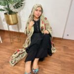 Saba Ibrahim Instagram - Teri aakhon mein basta hai mera jahaan 🖤 . . Footwear- @jaysoleindia . . PR - @dinky_nirh . . #sabaibrahim#sabakajahaan#sabakhalid