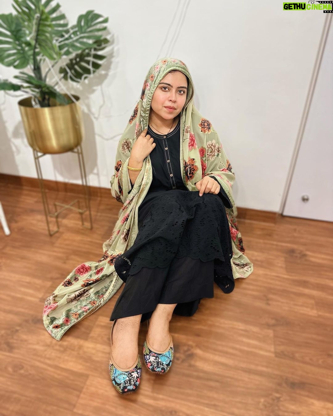 Saba Ibrahim Instagram - Teri aakhon mein basta hai mera jahaan 🖤 . . Footwear- @jaysoleindia . . PR - @dinky_nirh . . #sabaibrahim#sabakajahaan#sabakhalid