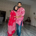 Saba Ibrahim Instagram - Jummah mubarak ❤️ . . Mera outfit & sunny ka Kurta @ak.batiq ne bheja hai ❤️ . . Thanku . . #sabakhalid#sabaibrahim#sabasunny#khalidniaz#friday#instagrampost#postoftheday#positivevibesonly#peace#love k