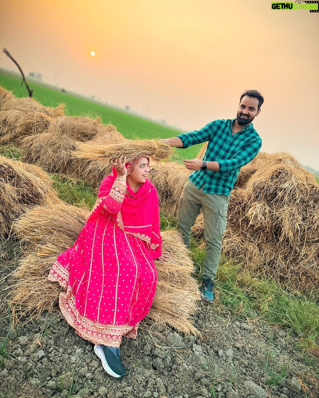 Saba Ibrahim Instagram - Kinna sona des hai mera ❤️ #maudaha 🇮🇳 . . . #sabaibrahim#khalidniaz#sabakajahaan#maudaha#farms#farmhouse Maudaha u.p. India