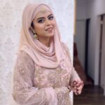 Saba Ibrahim Instagram - Khairaan teriyaan 🤲🏽❤️ . . Outfit - @asbaabofficial Makeup- @fatimasayyedmakeoversfsm Jewellary - @justjadaujewellery . Henna - @hennabymehvish05 Mehendi - @hennabymehvish05 . Captured by - @shot_by_abidk . . . #sabaibrahim#sabakajahaan#sabakhalid#asbaab#photoshoot#bridalphotoshoot#collaboration
